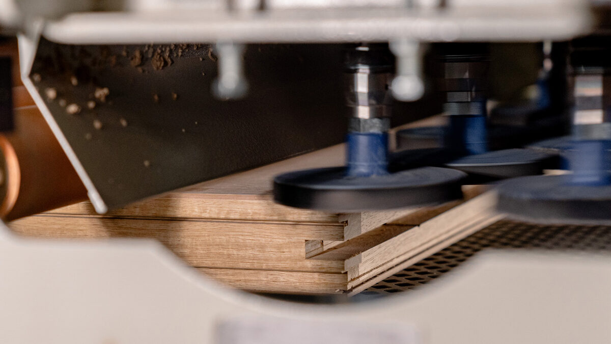 Nel mondo dei mobili in legno, la qualità delle finiture legno è ciò che fa davvero la differenza. Noi di Favari Mobili in legno lo sappiamo bene: unire l’esperienza artigianale alle innovazioni più moderne è il segreto per offrire prodotti unici, durevoli e belli da vivere ogni giorno.