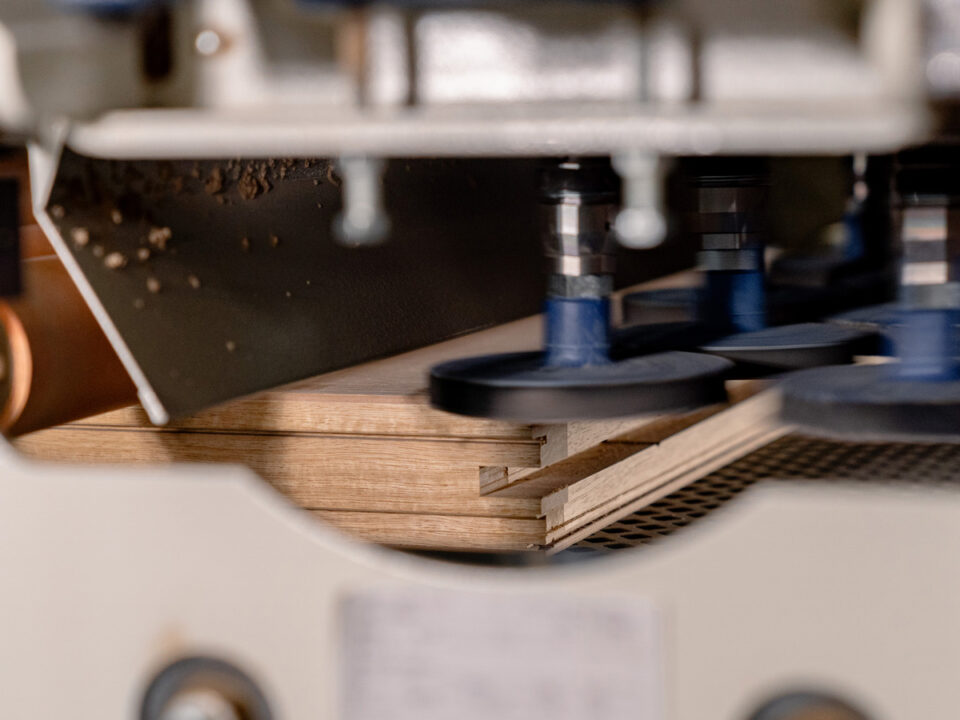 Nel mondo dei mobili in legno, la qualità delle finiture legno è ciò che fa davvero la differenza. Noi di Favari Mobili in legno lo sappiamo bene: unire l’esperienza artigianale alle innovazioni più moderne è il segreto per offrire prodotti unici, durevoli e belli da vivere ogni giorno.