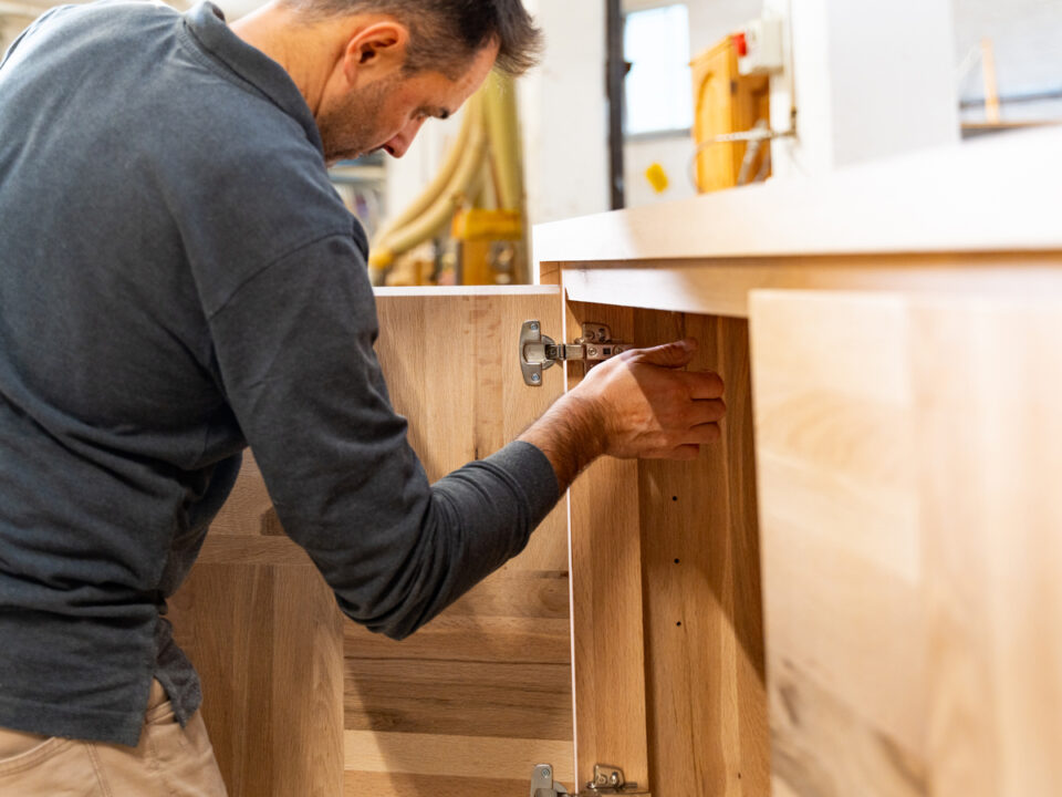Realizzare mobili su misura di alta qualità è la chiave. Noi di Favari Mobili siamo il punto di riferimento per aziende e interior designer.